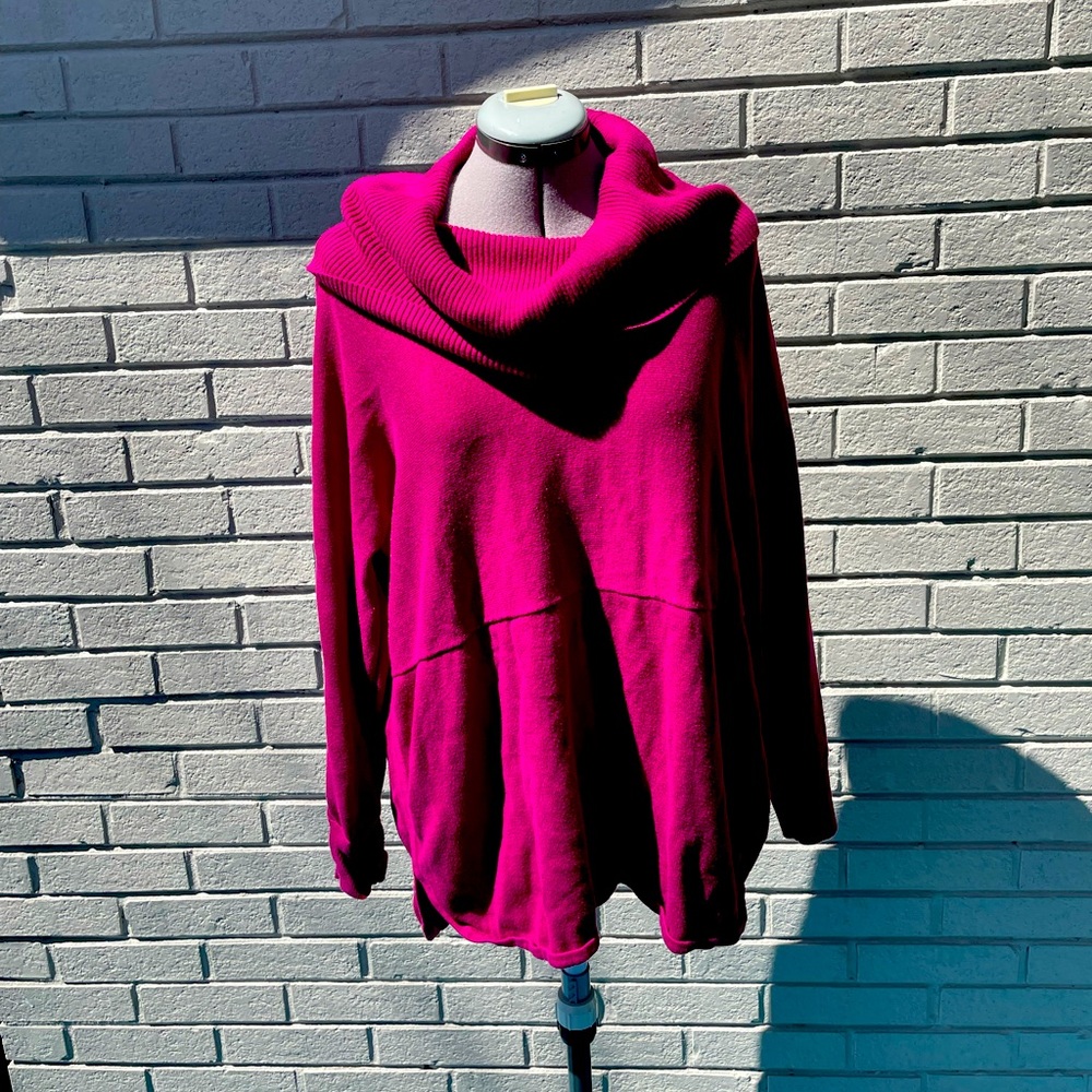 Crown & Ivy Fuchsia sweater 👑